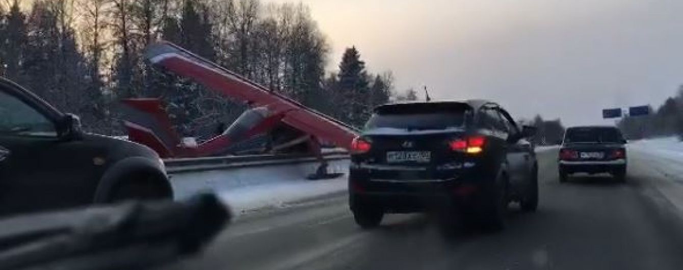 У Підмосков'ї літак сів посеред шосе, завантаженого автомобілями