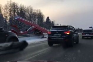 У Підмосков'ї літак сів посеред шосе, завантаженого автомобілями