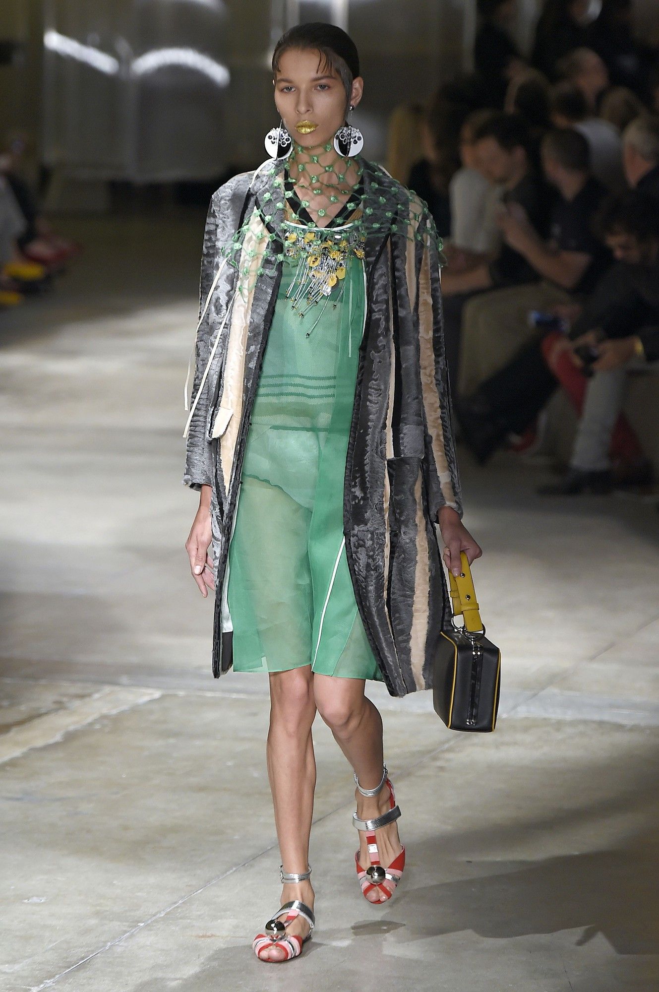 Prada прет-а-порте сезона весна-лето 2016_39