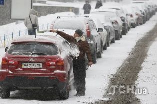 У Києві патрульні через сніг "зачистили" Київ від неправильно припаркованих авто