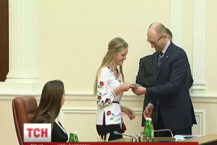 Яценюк пообіцяв українцям єдиний документ з електронним підписом замість довідок