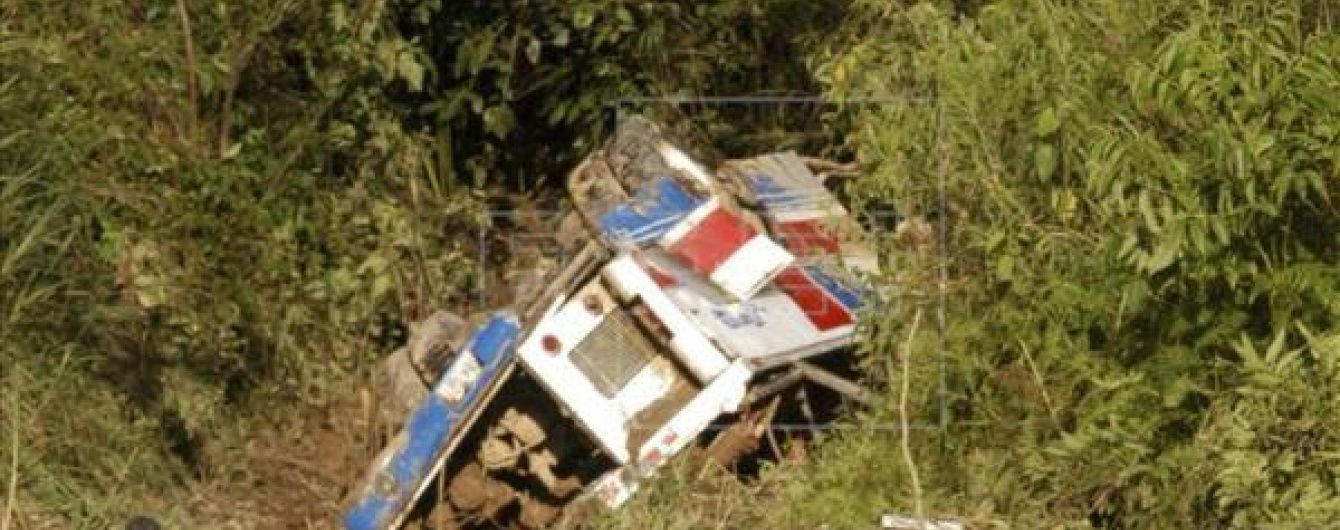 У Болівії автобус упав в ущелину, є загиблі