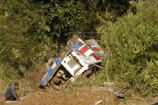 У Болівії автобус упав в ущелину, є загиблі