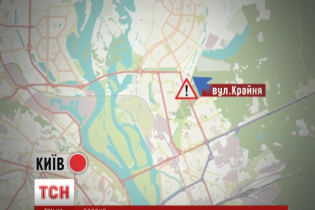 У Києві через прорив труби посеред дороги забив фонтан та утворилася "печера"