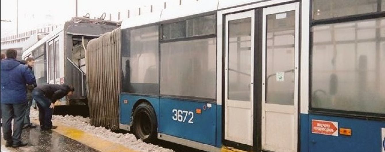 У Москві тролейбус під час руху розвалився навпіл