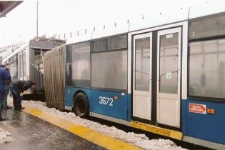 У Москві тролейбус під час руху розвалився навпіл