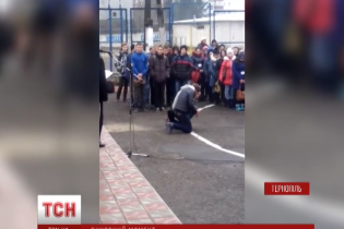 У Тернополі директор училища, який ставив дітей на коліна, поновився на посаді та відсудив компенсацію