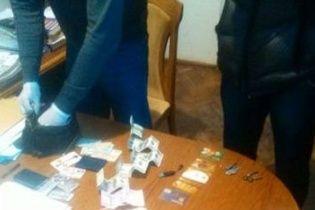 На Львівщині суддя-хабарник "наколядував" 1500 доларів