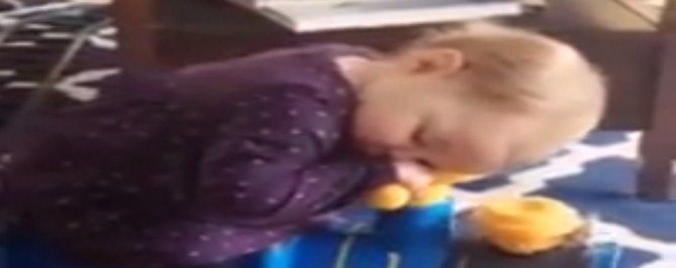 Юзерів розчулило зворушливе відео з немовлям, яке солодко спить на іграшковому поїзді