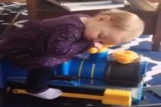 Юзерів розчулило зворушливе відео з немовлям, яке солодко спить на іграшковому поїзді