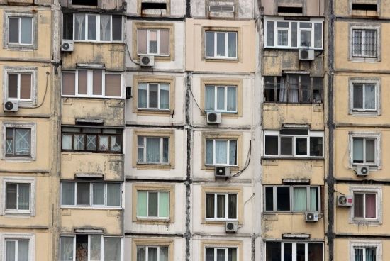 У Києві маленька дівчинка розбилась на смерть, випавши з вікна на 9-му поверсі