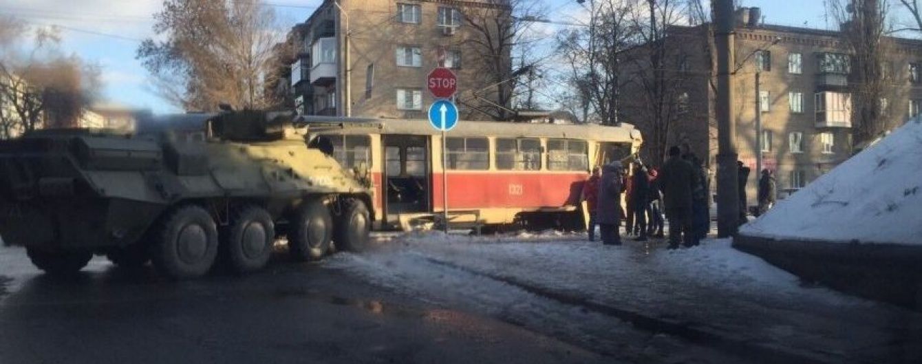 У Дніпропетровську сталася аварія за участю трамвая та БТРа