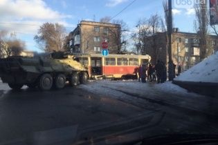 У Дніпропетровську сталася аварія за участю трамвая та БТРа