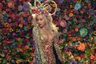 Coldplay у новому кліпі зняв Бейонсе в образі боллівудської зірки