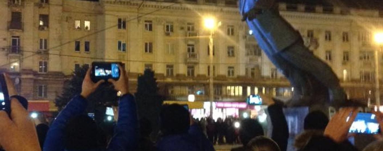 У Дніпропетровську повалений пам'ятник Петровському заберуть до музею