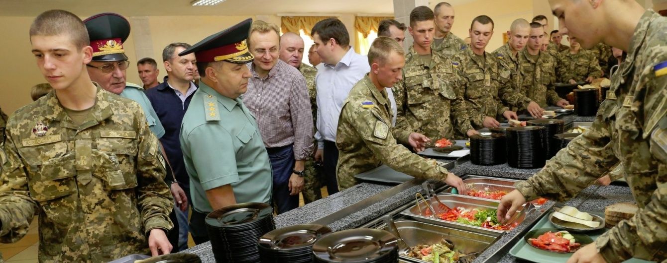 Полторак пообіцяв годувати українських військових за новими стандартами