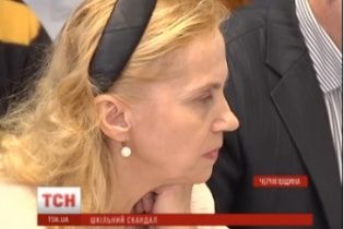 У Ніжині проти вчительки, яку зі скандалом звільнили за пропагандистський диктант, повстала вся школа