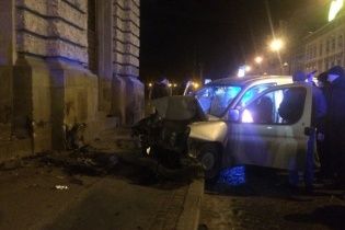 Вночі у Львові іномарка влетіла в Оперний театр