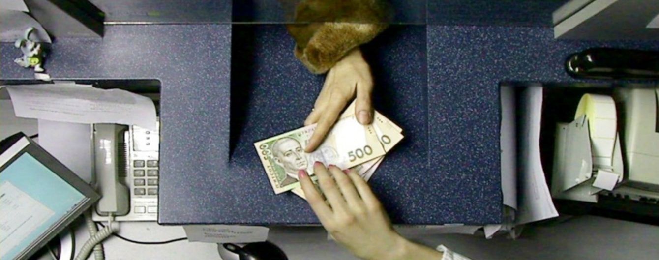 За рік українці забрали з банків третину валютних депозитів, тепер несуть назад