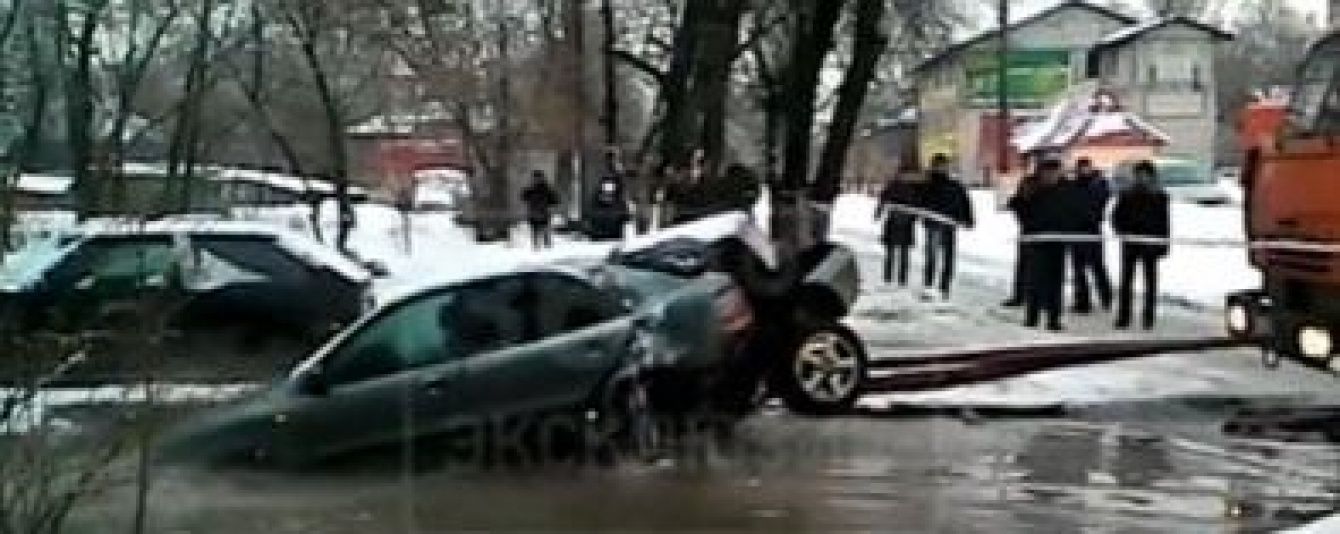 У Росії комунальники феєрично "добили" авто, що застрягло у ямі посеред дороги