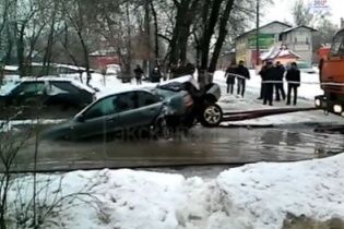 У Росії комунальники феєрично "добили" авто, що застрягло у ямі посеред дороги