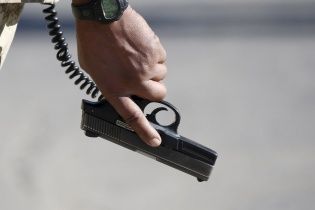 У центрі Києва поблизу банку зі стріляниною пограбували чоловіка