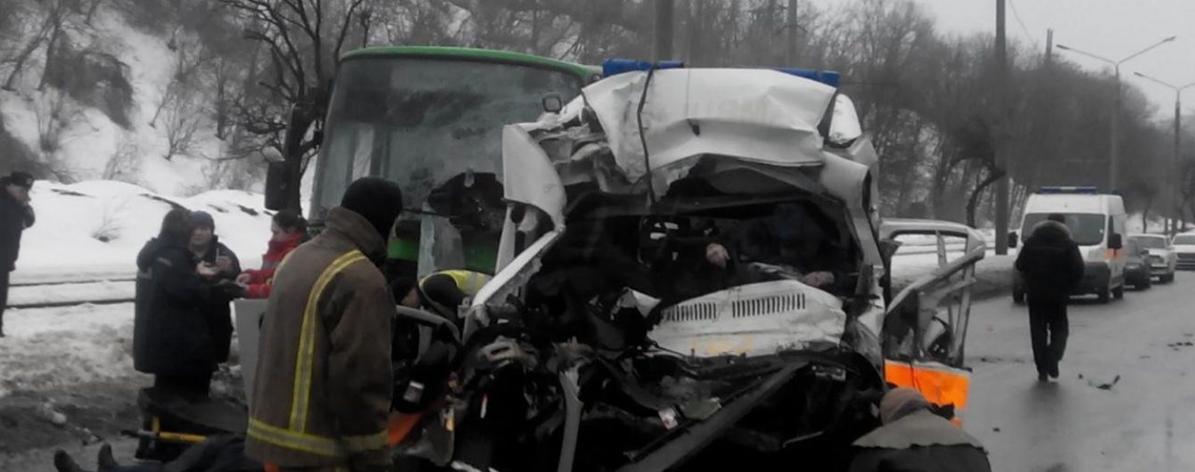 У Харкові зросла кількість загиблих у моторошній аварії "швидкої" та автобуса