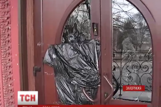 У Запоріжжі активісти розгромили казино, яке працювало через дорогу від поліції