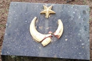 В окупованому Криму вандали понівечили турецький меморіал