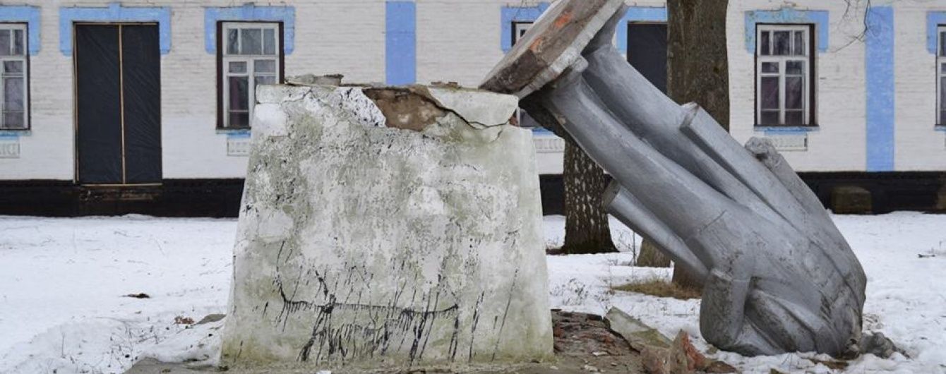 На Полтавщині невідомі скинули з постаменту пам'ятник Леніну