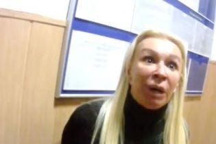 Скандальна білявка, що кидалася на поліцію, виявилася родичкою прокурора – ЗМІ