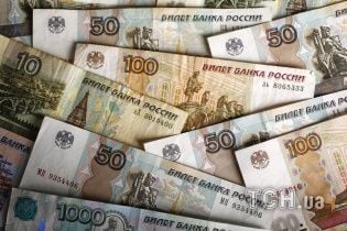 На фоне санкций США курс евро на Московской бирже впервые за полтора года превысил 73 рубля