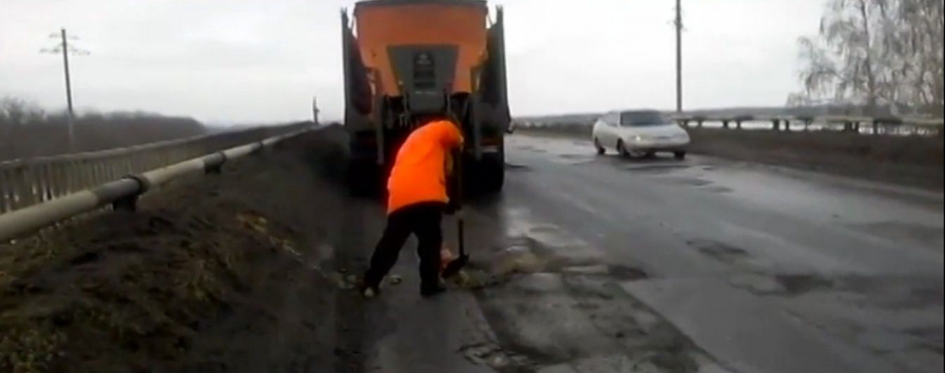 Юзерів підірвало відео з Росії, де винахідливий ремонтник латає діри на дорозі снігом та сміттям