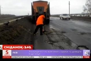 Юзерів підірвало відео з Росії, де винахідливий ремонтник латає діри на дорозі снігом та сміттям