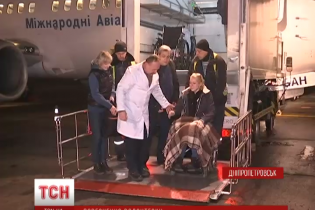 Волонтерка Яна Зінкевич в інвалідному візку повернулася після операції з Ізраїлю