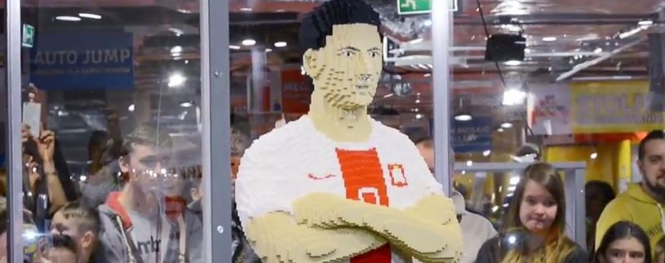 У Польщі встановили пам'ятник голеадору Левандовські з конструктора Lego