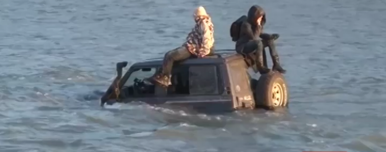 В Ужгороді водій добровільно втопив свій джип у річці