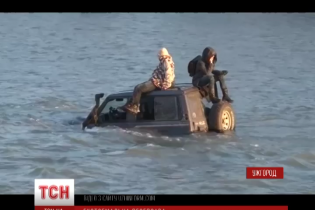 В Ужгороді водій добровільно втопив свій джип у річці