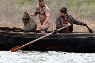 Зірка "Божевільного Макса" Том Харді вразив оголеними сідницями на знімальному майданчику