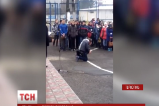 У Тернополі звільнили директора училища, який ставив учнів навколішки