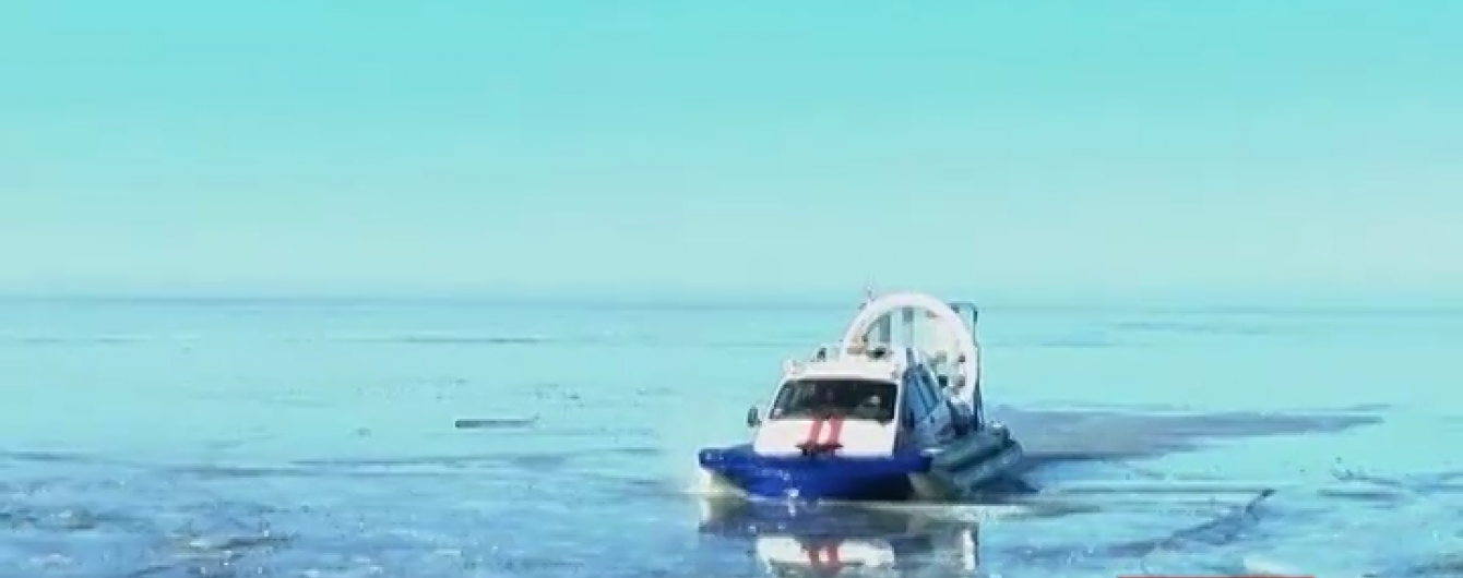 На Дніпрі крижина "вкрала" 30 відчайдушних рибалок