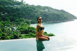 LOBODA похизувалася стрункою фігурою у бікіні та поїздила на величезних черепахах