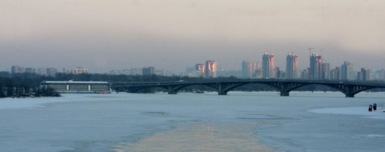 У Києві водій на Lexus "заплив" у Дніпро