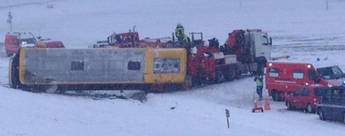 У Франції розбився шкільний автобус з 30 підлітками