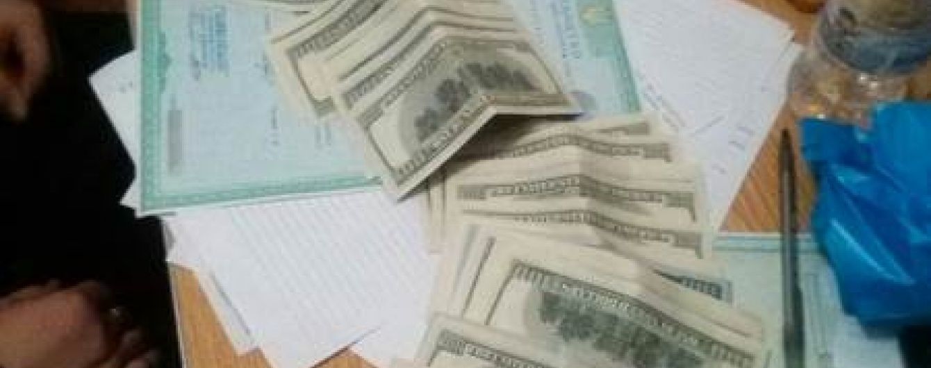 У Львові на хабарі схопили двох поліцейських карного розшуку
