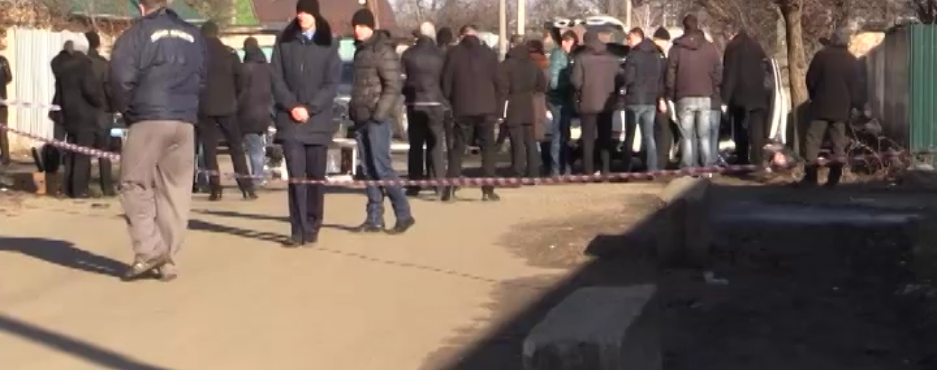 У Нікополі розстріляли легковик із кримськими номерами