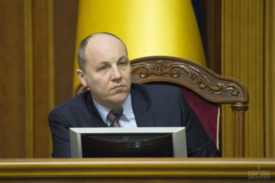 Парубій підписав закон про реінтеграцію Донбасу, передавши його Порошенку