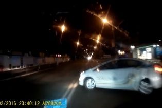 З'явилося відео з реєстратора серйозної аварії, яку спровокували патрульні в Києві