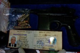 У Києві під час обшуку знайшли нагородний "Маузер" Чечетова