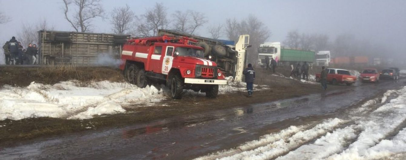 На Кіровоградщині перекинувся КамАЗ і перегородив трасу